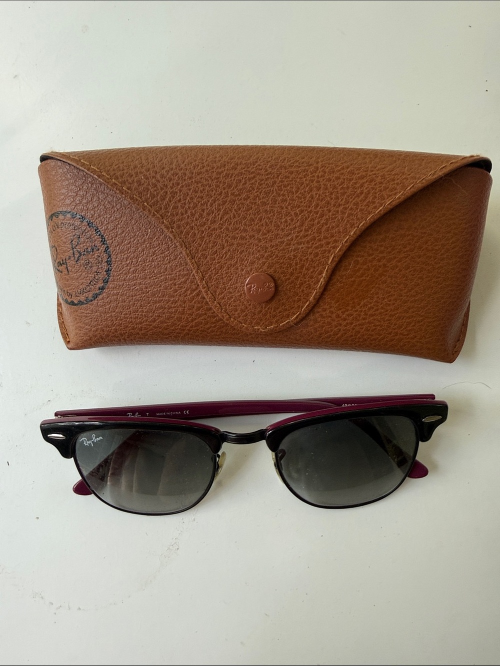 Ray Ban Club Sunglasses Black, Lined withdeep red.